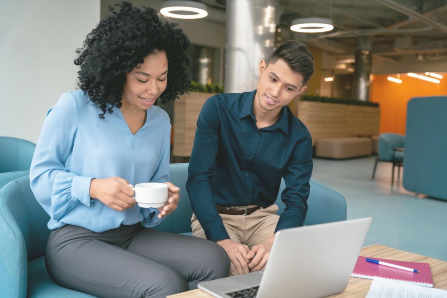 Arbeitsplatz mit Laptop und Notizen für effektives Fernlernen